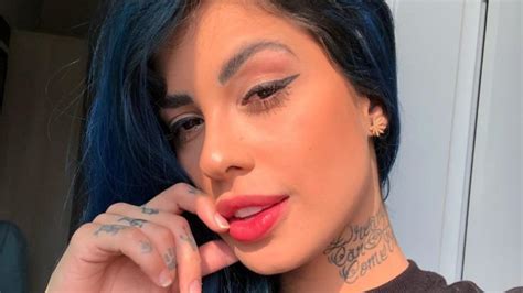 Tati Zaqui posta selfie pelada e cobre seios com a mão: “Capa .